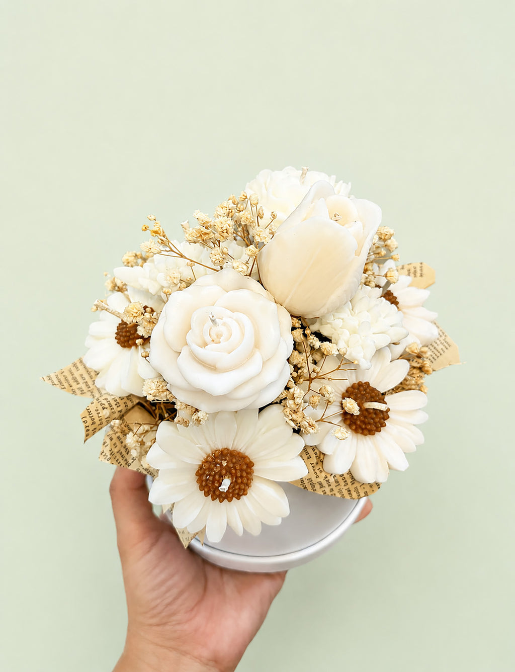 Round Box Candle White Flower Bouquet